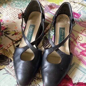 Easy Spirit Black Heels Classic Design